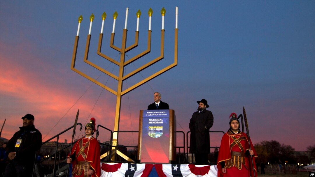 El jefe de personal de la Casa Blanca, Denis McDonough, junto al rabino Levi Shemtov hablaron durante la iluminación de la menora nacional en Washington, en el Ellipse, el domingo, 6 de diciembre de 2015.