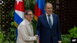 El ministro de Relaciones Exteriores de Rusia, Sergei Lavrov, a la derecha, y el ministro de Relaciones Exteriores de Cuba, Bruno Rodríguez, se dan la mano durante una sesión fotográfica al margen de una reunión en La Habana, Cuba, el 20 de abril de 2023.