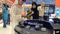 An Emirati couple at the Blackberry stand, at a mobile phone dealer shop in Dubai, United Arab Emirates, 08 Oct 2010