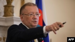 L'ambassadeur de Russie au Royaume-Uni Alexander Yakovenko donne une conférence de presse à Londres le 5 avril 2018.