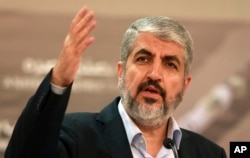 Khaled Mashaal, yang saat itu memimpin Hamas, berbicara di Doha, Qatar, 28 Agustus 2014. Mashaal adalah salah satu pemimpin senior Hamas yang disebut-sebut akan menggantikan Yahya Sinwar yang tewas oleh serangan Israel pada 16 Oktober 2024. (Foto: Osama Faisal/AP Photo, arsip)