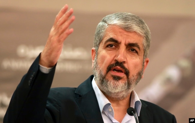 Khaled Mashaal, yang saat itu memimpin Hamas, berbicara di Doha, Qatar, 28 Agustus 2014. Mashaal adalah salah satu pemimpin senior Hamas yang disebut-sebut akan menggantikan Yahya Sinwar yang tewas oleh serangan Israel pada 16 Oktober 2024. (Foto: Osama Faisal/AP Photo, arsip)