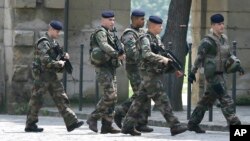 Les policiers marchent près de l'équipe anglaise à Chantilly, France, 6 juin 2016.