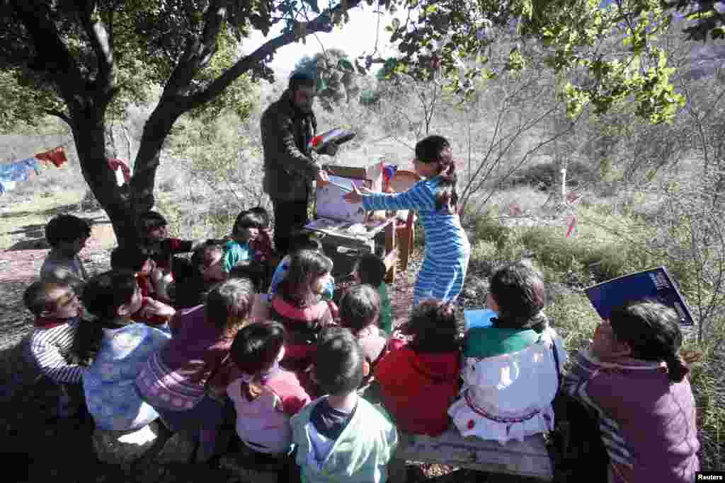 دانش آموزان پناه جوی سوری در حال آموزش در مکتب صحرایی در لبنان