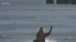 Санта на водных лыжах