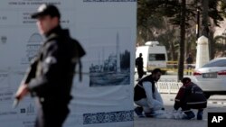 Cảnh sát tìm các bằng chứng tại quận Sultanahmet ở Istanbul sau một vụ đánh bom tự sát, ngày 12/1/2016.