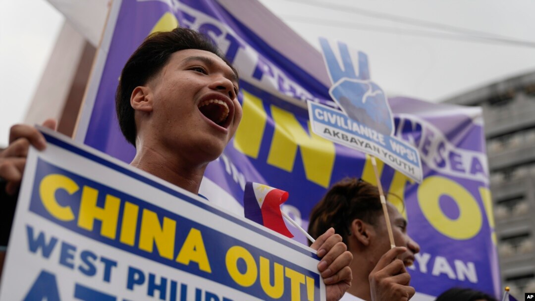Người Philippines biểu tình tại thành phố Quezon, ngày 12/7/2024 kỷ niệm 8 năm Tòa án Trong tài Quốc tế bác bỏ các yêu sách của Trung Quốc trên Biển Đông.