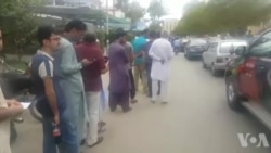 کراچی کے ایک پولنگ اسٹیشن پر ووٹرز کی طویل قطار