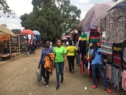 Shoppers stroll through the Toi market in Nairobi, Kenya. (M. Yusuf/VOA)