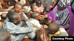 Hadiza Sabuwa Balarabe, gouverneure de l'État de Kaduna, inspecte des personnes sauvées d'un établissement pénitentiaire à Zaria (Photo du gouvernement de l'état de Kaduna)