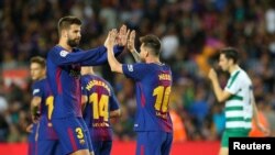 Gerard Piqué et Lionel Messi lors d'un match à Camp Nou, Barcelone, le 19 septembre 2017.