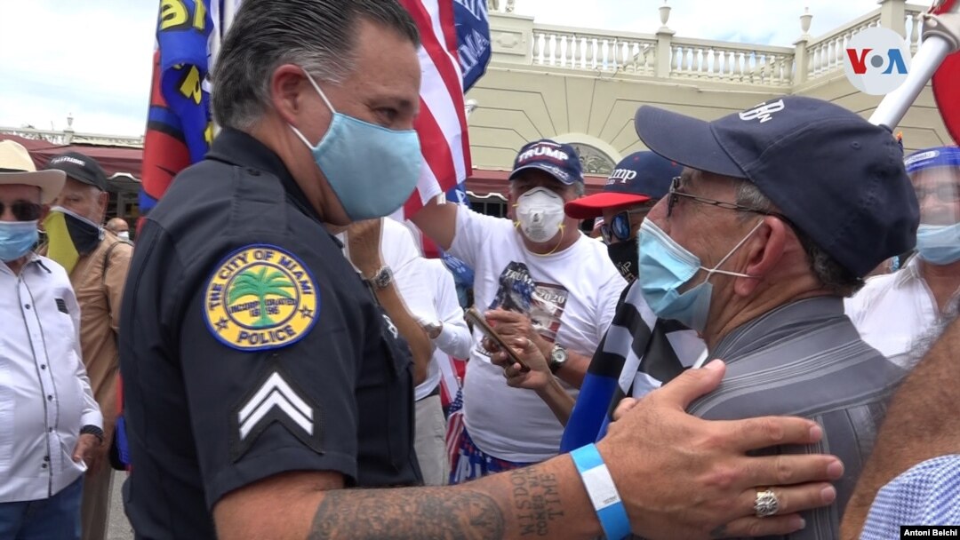 El portavoz de la policía de Miami, Mike Vega, saluda a algunos de los manifestantes que se concentraron en Miami para apoyar a los oficiales de toda la nación. Miércoles 17 de junio de 2020. [Foto: Antoni Belchi,VOA]