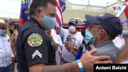 El portavoz de la policía de Miami, Mike Vega, saluda a algunos de los manifestantes que se concentraron en Miami para apoyar a los oficiales de toda la nación. Miércoles 17 de junio de 2020. [Foto: Antoni Belchi,VOA]