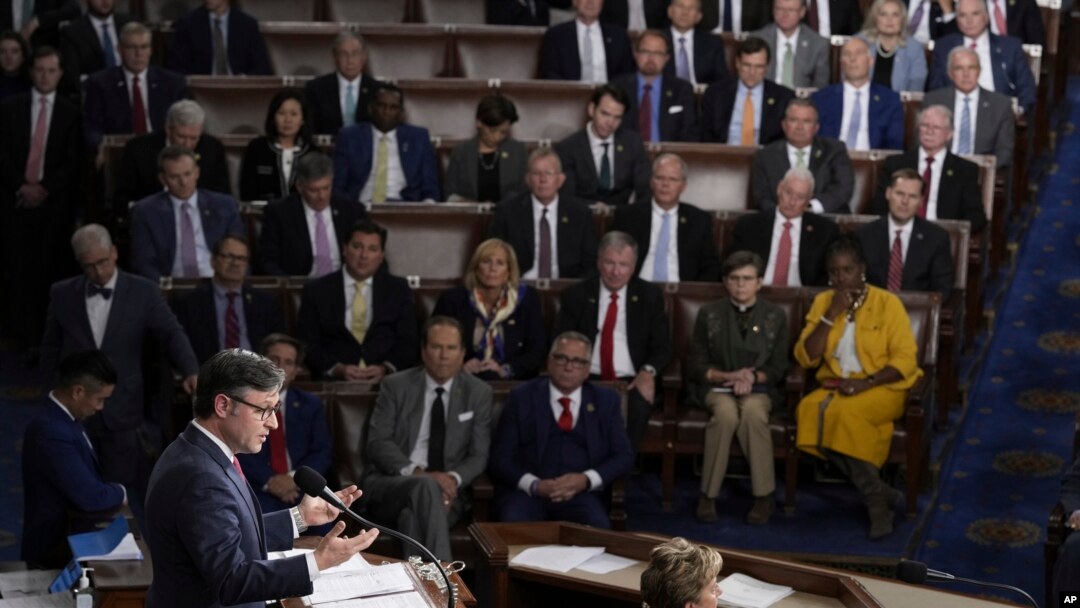 ARCHIVO - El presidente de la Cámara de Representantes, Mike Johnson, se dirige a los miembros del Congreso en el Capitolio, el 25 de octubre de 2023, en Washington.