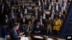 Ketua DPR AS Mike Johnson berbicara di hadapan anggota Kongres AS di Gedung Capitol, Washington, pada 25 Oktober 2023. (Foto: AP/J. Scott Applewhite) 