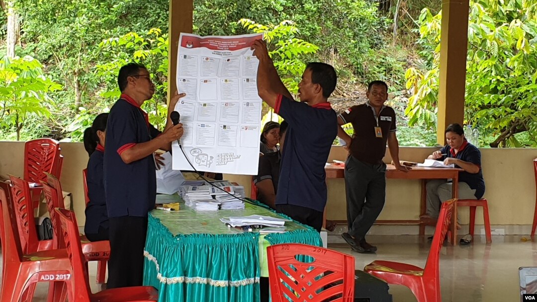 Petugas KPPS TPS 4 Desa Tagolu Kecamatan Lage, Kabupaten Poso, melaksanakan penghitungan suara dalam pemungutan Suara Ulang Pemilu 2019 (27/4). Foto: VOA/Yoanes Litha