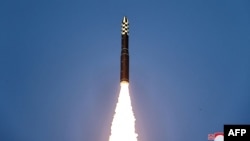 朝鲜官媒2023年12月19日发布照片显示朝鲜试射洲际弹道导弹。
