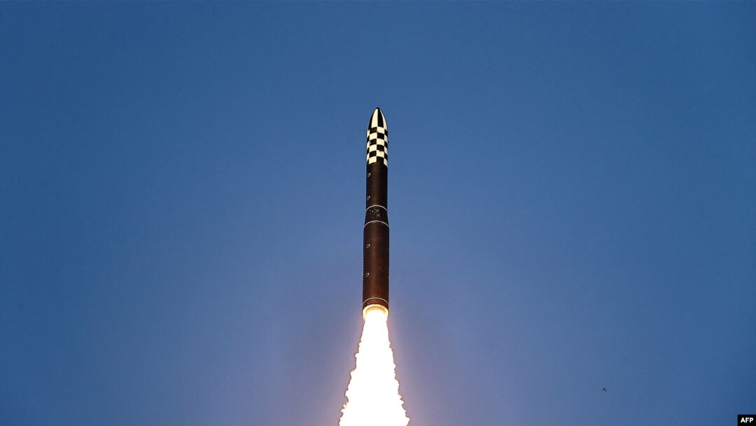 Foto yang dirilis KCNA Selasa (19/12) menunjukkan uji peluncuran rudal balistik antarbenua (ICBM) Hwasongpho-18 di lokasi yang dirahasiakan di Korea Utara.