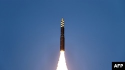 Foto yang dirilis KCNA Selasa (19/12) menunjukkan uji peluncuran rudal balistik antarbenua (ICBM) Hwasongpho-18 di lokasi yang dirahasiakan di Korea Utara.