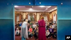 Actores de teatro interpretan una obra para niños en el centro de rehabilitación de Dzherelo durante las celebraciones del Día de San Nicolás, en Kiev, Ucrania, el 19 de diciembre de 2022. 