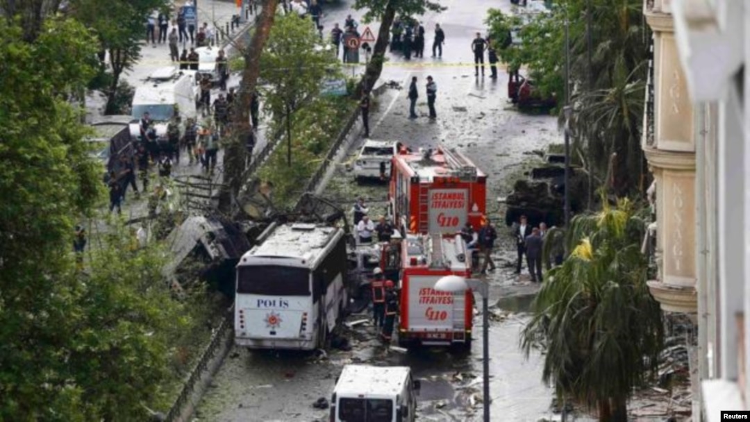 Sebuah mobil yang membawa bom meledak ketika melewati bus yang penuh polisi anti huru-hara di pusat kota Istanbul saat jam sibuk pagi, Selasa (7/6). 