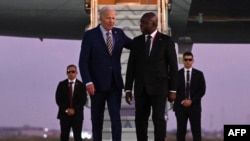 Presiden AS Joe Biden disambut oleh Menlu Angola Tete Antonio (kedua dari kanan) saat tiba di Bandara Internasional Quatro de Fevereiro Luanda di Luanda, Senin 2 Desember 2024.