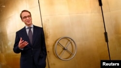 Presiden bank sentral Jerman, Bundesbank, Jens Weidmann berdiri dekat pintu brankas raksasa di kantornya di Frankfurt. (Foto: Dok)