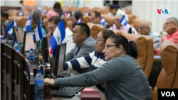 Diputados oficialistas que controlan el Parlamento de Nicaragua votan a favor de una ley enviada por el Ejecutivo. [Foto: Houston Castillo Vado]
