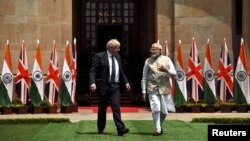 보리스 존슨 영국 총리(왼쪽)와 나렌드라 모디 인도 총리가 22일 뉴델리에서 회담했다.