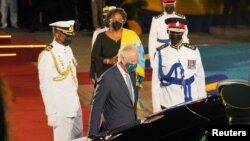 El príncipe Carlos de Gran Bretaña se marcha después de la ceremonia de inauguración presidencial, celebrada para marcar el nacimiento de una nueva república en Barbados en Heroes Square en Bridgetown, Barbados, el 30 de noviembre de 2021. Jonathan Brady / Pool vía REUTERS