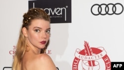 La actriz argentino-británica Anya Taylor Joy, protagonista de "Gambito de Dama" posa en Londres durante los Premios del Círculo de Críticos de la ciudad, el 20 de enero de 2019.