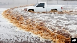Un camion emporté par les flots lors des inondations à Phoenix le 8 septembre (AP)