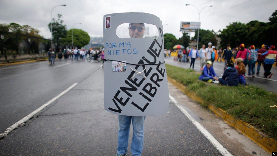 La oposición venezolana planea una movilización hacia la Defensoría del Pueblo en Caracas, el lunes, 29 de mayo de 2017.