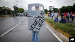 La oposición venezolana planea una movilización hacia la Defensoría del Pueblo en Caracas, el lunes, 29 de mayo de 2017.