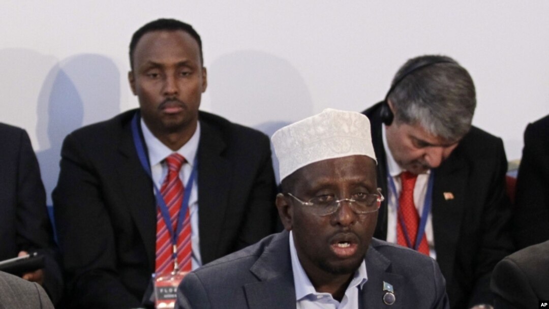 Tổng thống Somalia Sheikh Sharif Ahmed (giữa) tại London, ngày 23/2/2012 