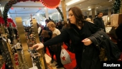 Toserba Macy’s di New York dipadati pelanggan menjelang Hari Thanksgiving (foto: dok). 