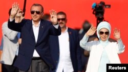 Presiden Turki Recep Tayyip Erdogan dan istrinya, Emine Gulbaran menghadiri rally massa di Istanbul hari Minggu (7/8) yang dihadiri sejuta lebih warga Turki.