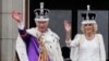 El rey Carlos III y la reina Camila saludan a la multitud desde el balcón del Palacio de Buckingham, después de la ceremonia de coronación en Londres, el sábado 6 de mayo de 2023. (Foto AP/Frank Augstein)