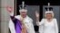 El rey Carlos III y la reina Camila saludan a la multitud desde el balcón del Palacio de Buckingham, después de la ceremonia de coronación en Londres, el sábado 6 de mayo de 2023. (Foto AP/Frank Augstein)