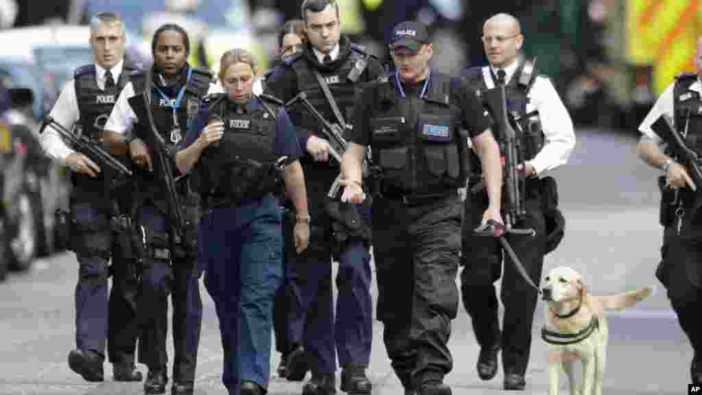 Les policiers patrouillent avec un chien après une attaque sur le London Bridge, le 4 juin 2017.