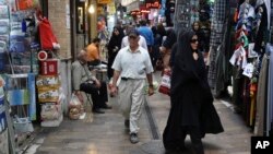 Sebuah pasar di Tajrish, Teheran utara (foto: dok). Ekonomi Iran mulai bangkit setelah sanksi-sanksi dicabut. 