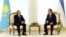 O'zbekiston Prezidenti Shavkat Mirziyoyev (o'ngda) Qozog'iston rahbari Nursulton Nazarboyev bilan 