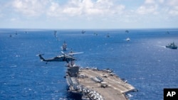 지난 2018년 6월 미국 하와이 인근 해상에서 환태평양 합동군사훈련, 림팩에 참가한 각 국 군함과 잠수함들이 항해하고 있다. (자료사진)