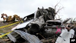 Oštećeni automobili u Grinfildu, u Ajovi (Foto: AP/Charlie Neibergall)