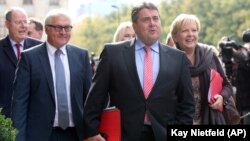 (Soldan sağa) Sosyal Demokrat Parti'nin Eski Başbakan adayı Peer Steinbrück, parti eski lideri Frank-Walter Steinmeier, partinin şimdiki lideri Sigmar Gabriel and Kuzey Ren Vestfalya eyaleti Başbakanı Hannelore Kraft 'Büyük Koalisyon' görüşmelerinin ilki için CDU Lideri ve Başbakan Angela Merkel'le görüşmeye giderken