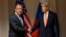 AQSh Davlat kotibi Jon Kerri (o'ngda) Rossiya Tashqi ishlar vaziri Sergey Lavrov bilan, 20-yanvar, 2016-yil, Syurix, Shveysariya.