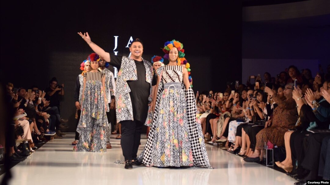 Ivan Gunawan (depan kiri) dan koleksi JAJAKA yang baru ditampilkan di Los Angeles Fashion Week pada hari Sabtu malam (1/10).