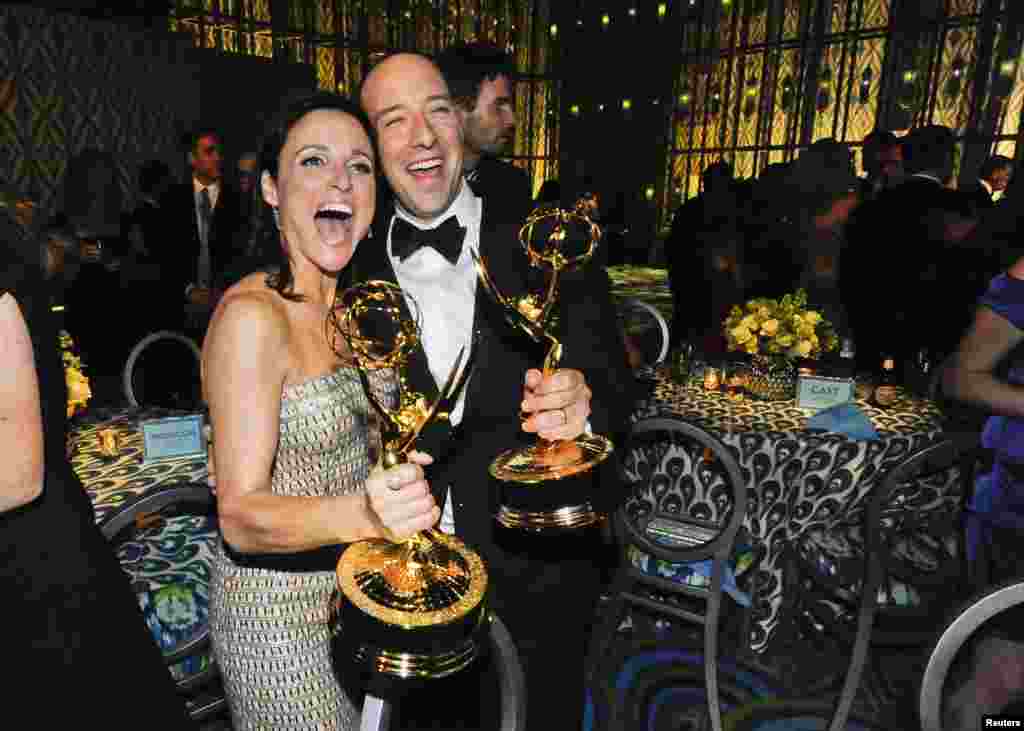 Julia Louis-Dreyfus, pemenang aktris terbaik dalam serial komedi, dan Tony Hale, pemenang aktor pembantu terbaik dalam serial komedi, merayakan kemenangan mereka pada pesta pasca Primetime Emmy Awards ke-65 yang diadakan oleh HBO di West Hollywood (22/9).