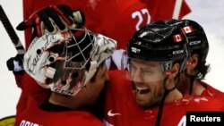 Cầu thủ đội khúc côn cầu Canada Shea Weber và thủ môn Carey Price.