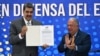 El presidente venezolano Nicolás Maduro recibe un certificado con el resultado electoral del referendo consultivo del domingo de manos del presidente del poder electoral, Elvis Amoroso, este lunes 4 de diciembre de 2023.